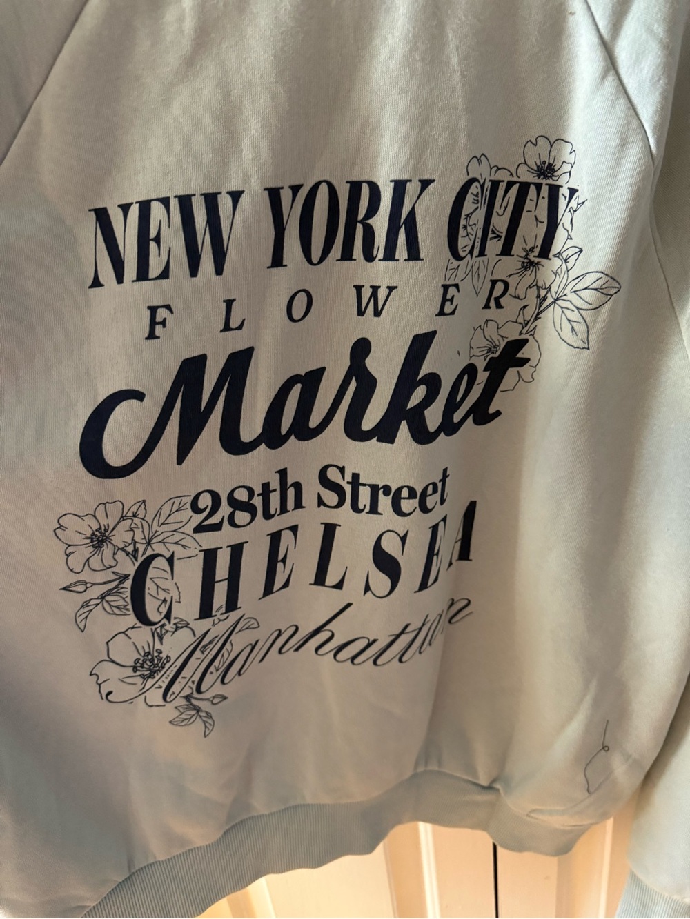 Zoe & Liv NYC Flower Market
Pullover Sweatshirt XL Blue Chelsea
Graphic